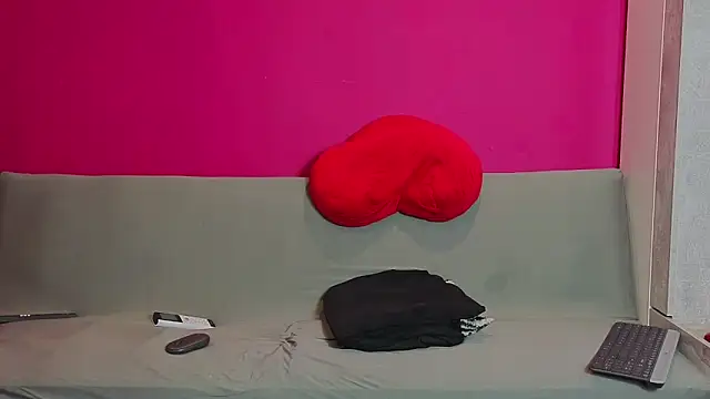 Young Strawberryy online show from March 2026 01:05:01 PM