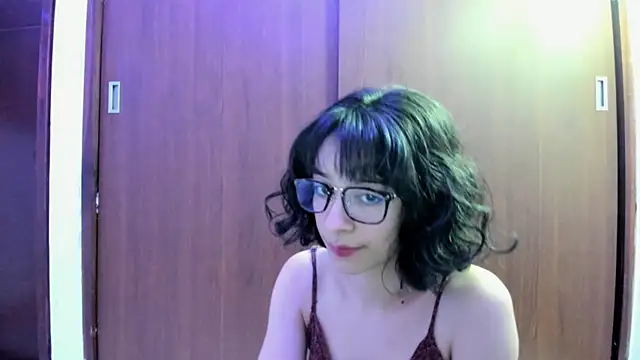 Snapshot of _Lunnaa_ chatting on December 2024 03:43:01 AM  Lunnaa  online show from December 2024 03:43:01 AM