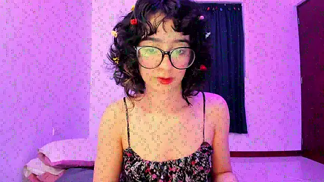 Snapshot of _Lunnaa_ chatting on November 2025 11:35:01 PM Lunnaa online show from November 2025 11:35:01 PM