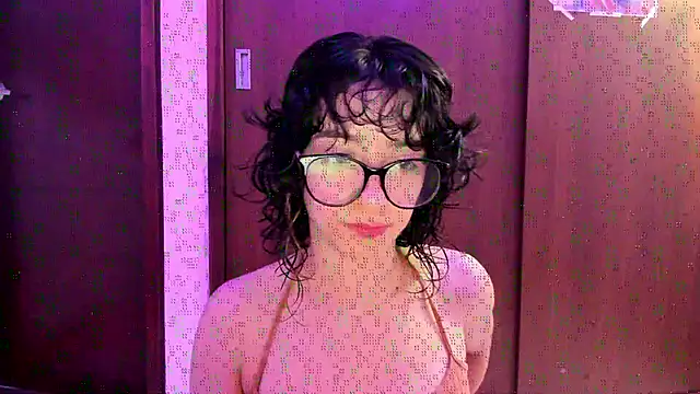 Snapshot of _Lunnaa_ chatting on November 2025 02:34:02 AM Lunnaa online show from November 2025 02:34:02 AM