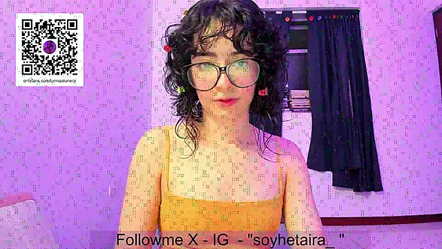 Snapshot of _Lunnaa_ chatting on November 2025 01:31:01 AM Lunnaa online show from November 2025 01:31:01 AM