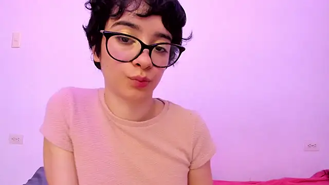 Snapshot of _Lunnaa_ chatting on July 2026 03:31:02 AM Lunnaa online show from July 2026 03:31:02 AM