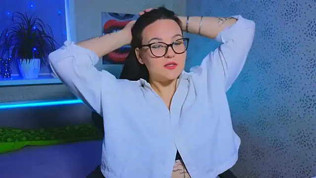 EsterLogan online show from November 2025 09:52:01 AM