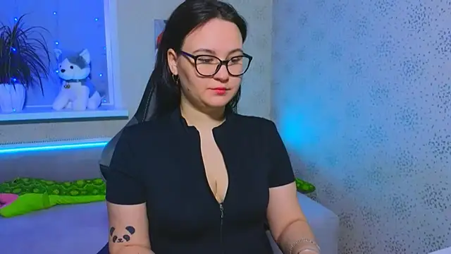 EsterLogan online show from November 2025 09:35:01 AM