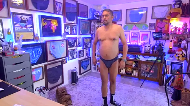 Snapshot of Briefs_bud chatting on November 2025 08:11:01 PM Briefs bud online show from November 2025 08:11:01 PM