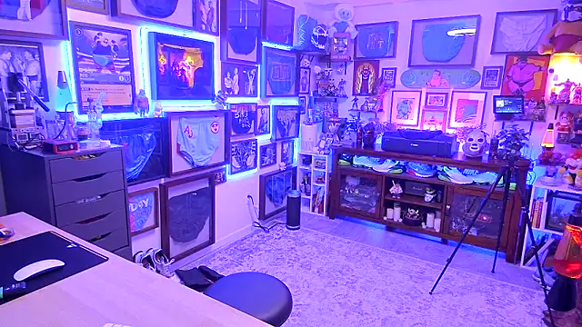 Snapshot of Briefs_bud chatting on November 2025 03:32:02 AM Briefs bud online show from November 2025 03:32:02 AM