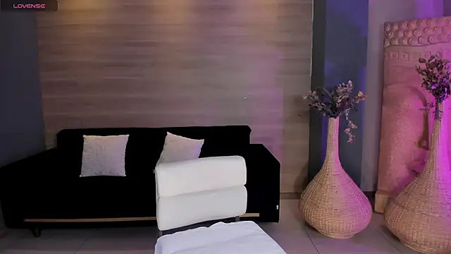 NiaHolland online show from May 2026 06:49:02 PM