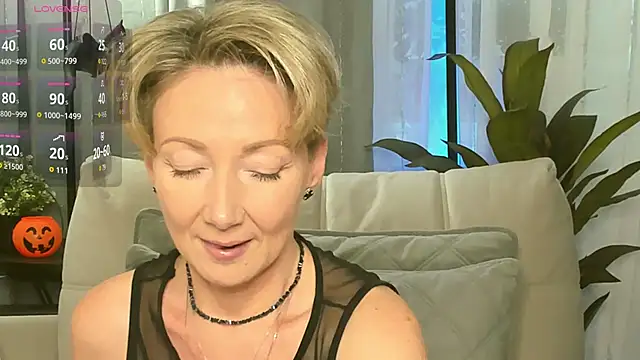 Snapshot of AkexandraFix chatting on October 2025 01:12:01 PM AkexandraFix online show from October 2025 01:12:01 PM