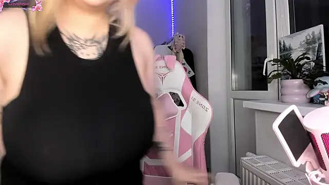 Snapshot of B_Ratz chatting on September 2025 09:42:01 PM B Ratz online show from September 2025 09:42:01 PM