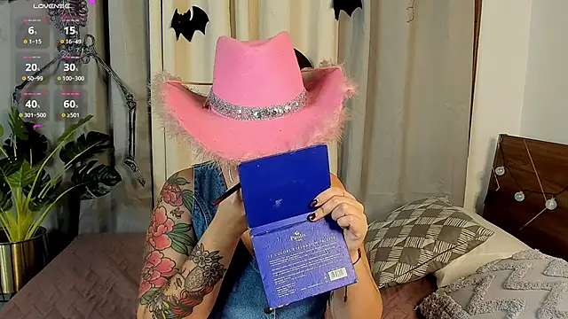 Snapshot of Amy_art chatting on October 2025 08:49:02 PM Amy art online show from October 2025 08:49:02 PM