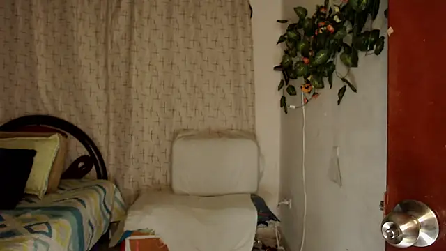 Snapshot of Estefani_32 chatting on October 2025 08:24:02 PM Estefani 32 online show from October 2025 08:24:02 PM