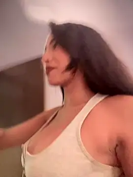 DulceLenns online show from November 2025 06:32:01 PM