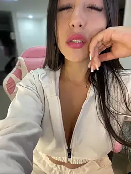 Snapshot of MiaJones21 chatting on February 2025 11:53:02 PM MiaJones21 online show from February 2025 11:53:02 PM