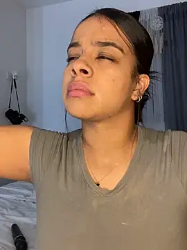 Snapshot of trianawhite chatting on March 2025 09:48:01 PM trianawhite online show from March 2025 09:48:01 PM