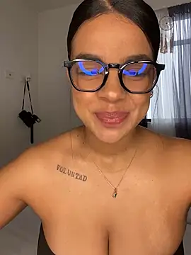 Snapshot of trianawhite chatting on March 2025 02:45:01 PM trianawhite online show from March 2025 02:45:01 PM