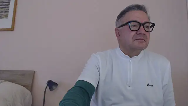 Snapshot of YOU6me chatting on December 2025 08:45:01 AM YOU6me online show from December 2025 08:45:01 AM