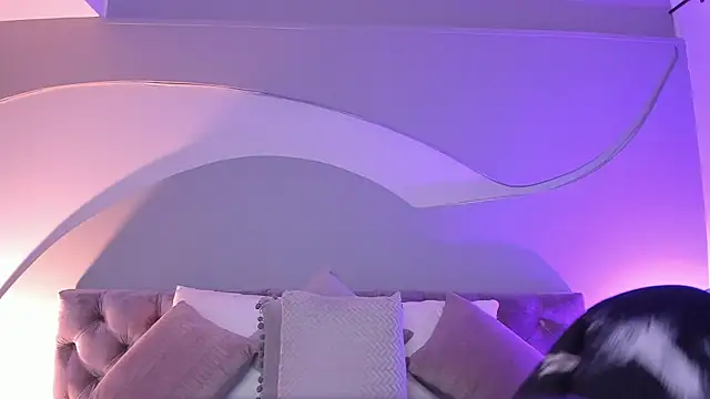 Nicolle W online show from February 2025 11:45:02 AM