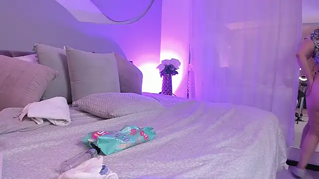 Nicolle W online show from February 2025 03:31:02 PM