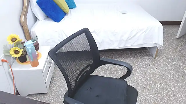 emiliaa hot online show from February 2025 08:35:02 PM