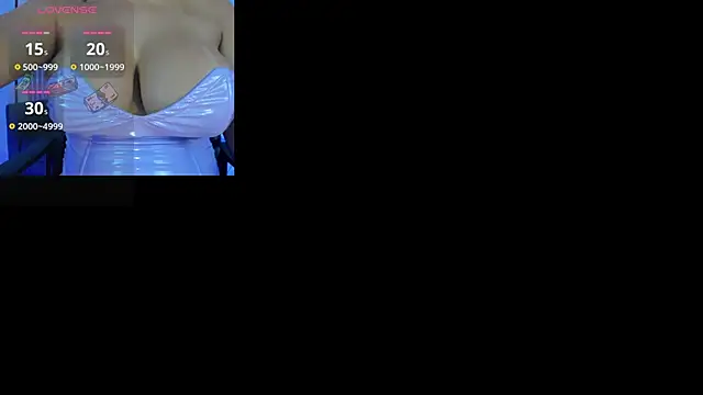 Snapshot of LeahJones_ chatting on January 2025 11:07:01 PM LeahJones  online show from January 2025 11:07:01 PM