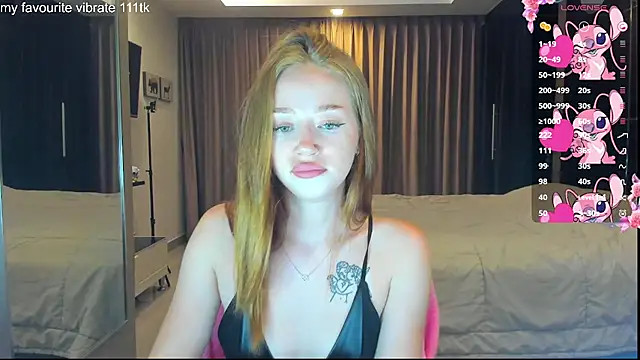 Hot Mia  online show from October 2025 12:03:01 PM