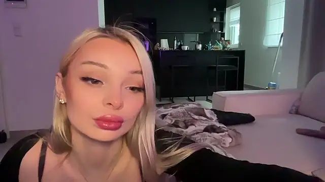 Snapshot of HannaXLove chatting on February 2026 03:10:02 PM HannaXLove online show from February 2026 03:10:02 PM