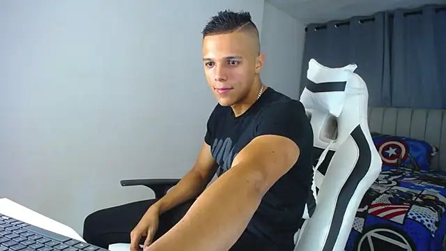 Snapshot of DavidAngell7 chatting on February 2025 04:47:01 AM DavidAngell7 online show from February 2025 04:47:01 AM