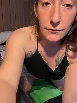 Snapshot of Mini_And_The_Bear chatting on February 2026 05:06:02 PM Mini And The Bear online show from February 2026 05:06:02 PM