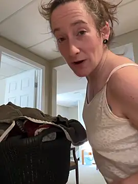 Snapshot of Mini_And_The_Bear chatting on February 2026 05:19:02 PM Mini And The Bear online show from February 2026 05:19:02 PM