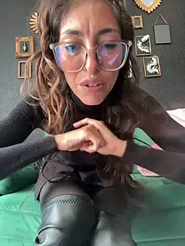 amanilouve online show from March 2026 12:01:01 PM