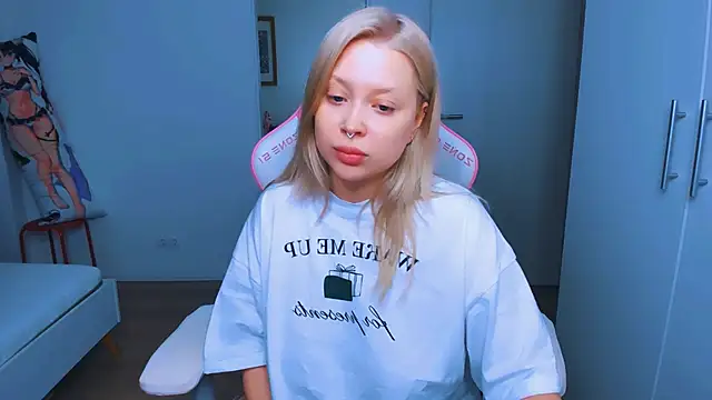 Snapshot of MonaLauu chatting on December 2024 09:50:02 AM MonaLauu online show from December 2024 09:50:02 AM