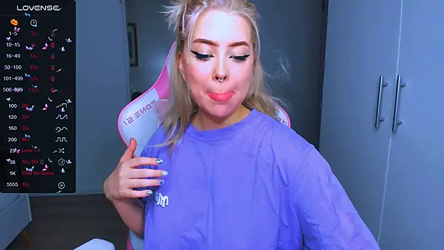 Snapshot of MonaLauu chatting on December 2024 11:24:01 PM MonaLauu online show from December 2024 11:24:01 PM