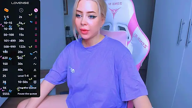 Snapshot of MonaLauu chatting on December 2024 02:27:01 AM MonaLauu online show from December 2024 02:27:01 AM