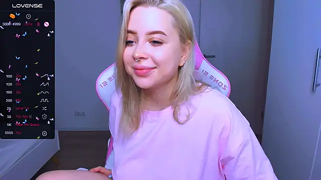 Snapshot of MonaLauu chatting on December 2024 11:39:01 PM MonaLauu online show from December 2024 11:39:01 PM