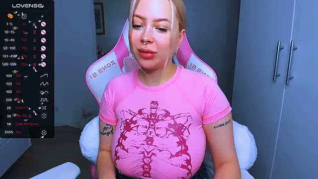 Snapshot of MonaLauu chatting on December 2024 01:47:02 AM MonaLauu online show from December 2024 01:47:02 AM