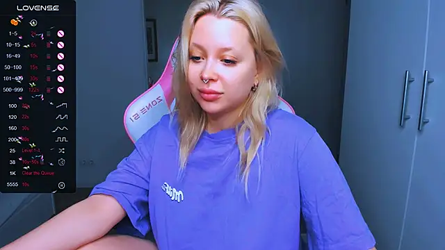 Snapshot of MonaLauu chatting on December 2024 02:06:02 AM MonaLauu online show from December 2024 02:06:02 AM