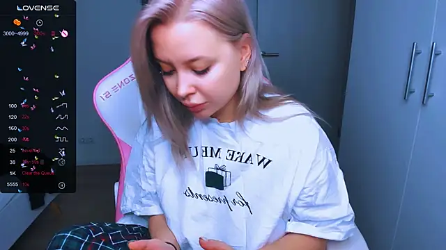 Snapshot of MonaLauu chatting on December 2024 11:32:02 AM MonaLauu online show from December 2024 11:32:02 AM