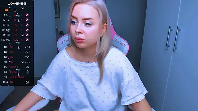 Snapshot of MonaLauu chatting on December 2024 01:28:01 PM MonaLauu online show from December 2024 01:28:01 PM