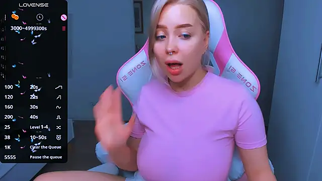 Snapshot of MonaLauu chatting on December 2024 10:44:02 PM MonaLauu online show from December 2024 10:44:02 PM