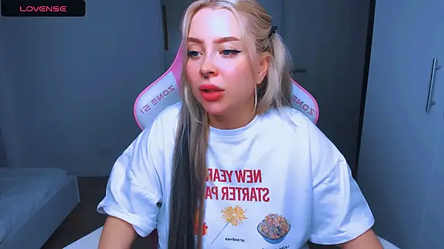 Snapshot of MonaLauu chatting on January 2025 02:04:01 PM MonaLauu online show from January 2025 02:04:01 PM