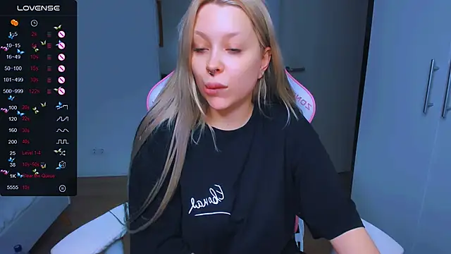 Snapshot of MonaLauu chatting on January 2025 11:21:02 AM MonaLauu online show from January 2025 11:21:02 AM