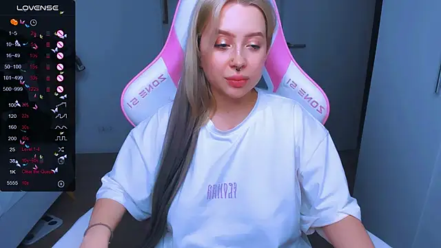 Snapshot of MonaLauu chatting on January 2025 05:35:01 PM MonaLauu online show from January 2025 05:35:01 PM