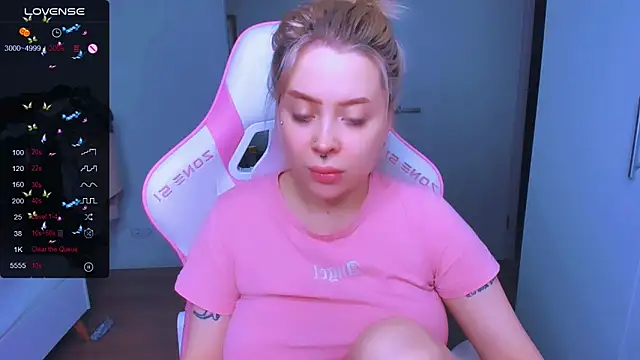 Snapshot of MonaLauu chatting on February 2025 02:22:02 AM MonaLauu online show from February 2025 02:22:02 AM