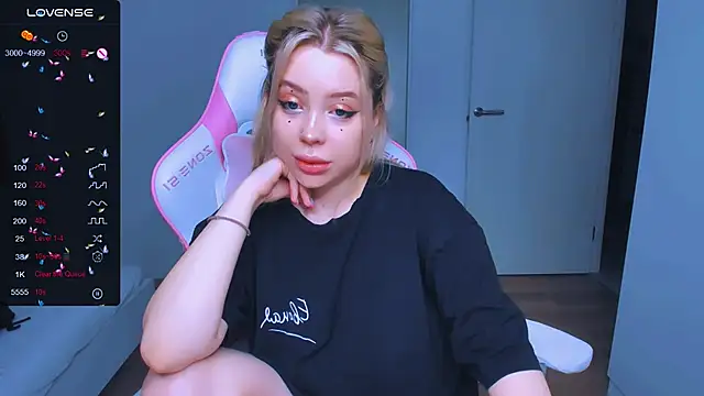 Snapshot of MonaLauu chatting on February 2025 03:18:01 AM MonaLauu online show from February 2025 03:18:01 AM