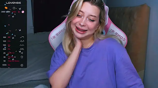 Snapshot of MonaLauu chatting on September 2025 02:06:02 AM MonaLauu online show from September 2025 02:06:02 AM