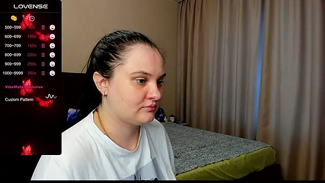 Snapshot of AlanaBrox chatting on October 2025 09:13:02 AM AlanaBrox online show from October 2025 09:13:02 AM