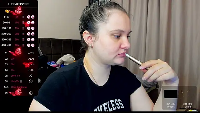 Snapshot of AlanaBrox chatting on November 2025 01:33:02 PM AlanaBrox online show from November 2025 01:33:02 PM