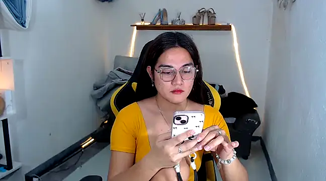 Snapshot of MarieLoveGlamorous chatting on February 2025 10:39:02 AM MarieLoveGlamorous online show from February 2025 10:39:02 AM