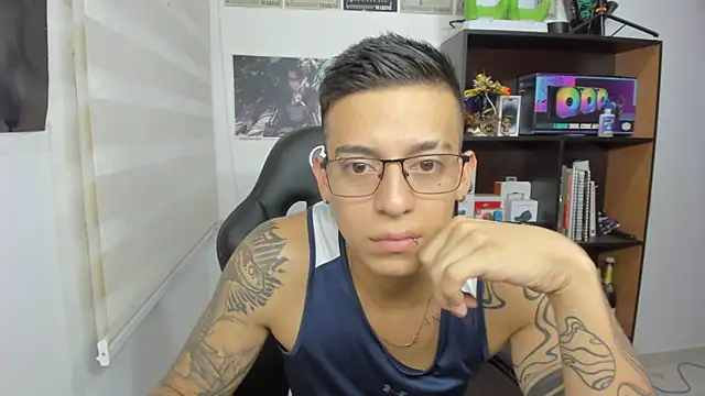 Snapshot of SIXXTOLOVE18 chatting on March 2025 09:53:01 PM SIXXTOLOVE18 online show from March 2025 09:53:01 PM