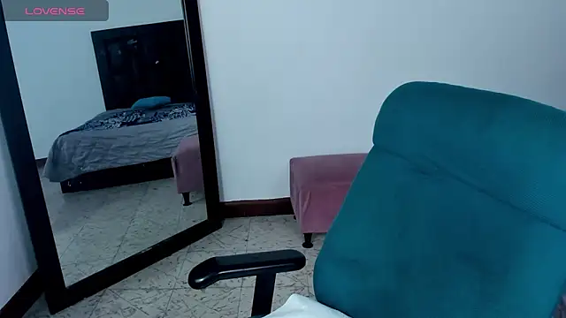 Snapshot of MaiaPetitte_ chatting on January 2025 10:01:01 PM MaiaPetitte online show from January 2025 10:01:01 PM